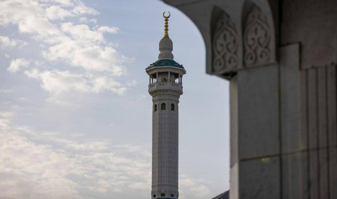 Dua bentuk bulan sabit baru dipasang di menara Masjidil Haram