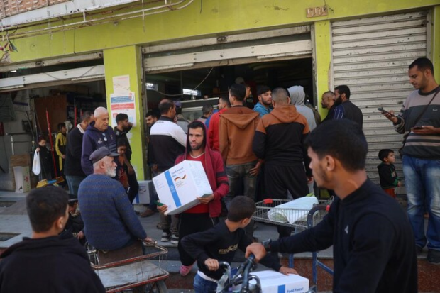 Penduduk Gaza berjalan berbatu-batu buru roti dan tepung di tengah-tengah kekurangan akibat perang